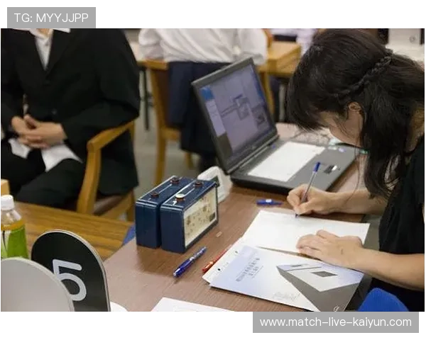 裁判员的专注：一场资格赛的执法记录